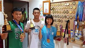家裡布告欄掛滿獎牌  兄妹都獲總統教育獎台東縣太平國小6年級柔道女孩林宇涵（右）甫獲總統教育獎；二哥林彥呈（中）則是104年總統教育獎得主，大哥林煜棠（左）剛考上高雄師範大學原住民專班，家中牆壁布告欄掛滿兄妹的獎牌。中央社記者盧太城台東攝  108年5月19日