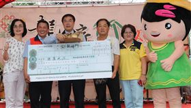 台南鳳梨好筍季活動　冠軍筍義賣得高價台南市政府19日在龍崎區文衡殿舉辦2019台南鳳梨好筍季第二波活動，市長黃偉哲（左3）協助義賣綠竹筍評鑑大賽冠軍筍，最後以新台幣6萬元賣出。中央社記者楊思瑞攝　108年5月19日