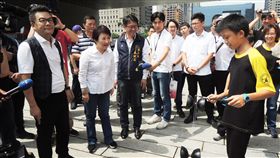 中市魯班公獎競賽　盧秀燕沈玉琳現身會場台中市政府19日舉辦巧聖仙師魯班公獎職場達人及新秀選拔活動，市長盧秀燕（前左2）與藝人沈玉琳（前左）出席，一起觀看小朋友表演扯鈴。中央社記者郝雪卿攝　108年5月19日