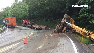 拖板車煞車失靈！怪手遭甩出狠撞山壁