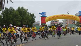 澎湖美麗海灣　單車樂活體驗（1）澎湖縣「運動i台灣計畫」單車運動樂活活動，19日清晨集結300多名愛好騎乘自行車民眾從澎湖體育館出發，順著馬公南環至烏崁折返，沿途欣賞澎湖美景。中央社　108年5月19日