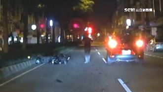 號誌閃爍都不停　機車撞轎車當場彈飛