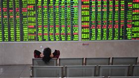 馮虛御風  踏浪而行：中國券商股市展望如籤詩2018年大陸悲迎熊市，貿易戰前景未明，陸股後市難測。中國各大券商近日陸續公布2019年股市展望報告，不約而同引用「馮虛御風」等艱澀難懂的成語形容，遭譏跟廟裡求的籤詩沒有兩樣。（中新社提供）中央社  107年12月18日