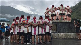 布農族卓樂屠殺事件　卓溪鄉公所立紀念碑（1）花蓮縣卓溪鄉公所18日在卓樂部落舉辦「卓樂屠殺事件」紀念碑揭碑儀式，布農族人到場哼唱祝禱，供同追弔這起屠殺事件的烈士亡靈。（卓溪鄉公所提供）中央社記者李先鳳傳真　108年5月18日