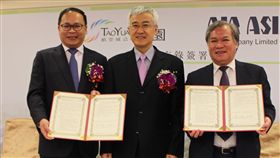 桃園航空城與亞航簽署合作備忘錄　盼創雙贏桃園航空城公司17日在桃園市副市長李憲明（中）見證下，與亞洲航空公司董事長盧天麟（右）簽署合作備忘錄，盼透過雙方合作帶動航空城帶更大發展，創造雙贏。（桃園市政府提供）中央社記者邱俊欽桃園傳真　108年5月17日