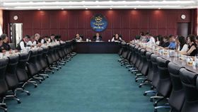 加值觀光效益　宜花東花木蘭結盟找亮點花蓮縣長徐榛蔚、台東縣長饒慶鈴、宜蘭縣長林姿妙組成「花木蘭連線」打造東部經濟廊道，20日再度聚首於花蓮縣政府，召開第2次區域聯盟籌備會議，就觀光、文化、農業、交通、教育等進行協商，針對共同的特色與需求溝通，整合各自資源，尋求合作之道。（花蓮縣政府提供）中央社記者李先鳳傳真　108年5月21日