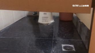 銀行廁所門縫超大！地面反射看光光