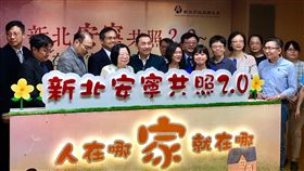 人在哪家就在哪　新北安寧共照2.0上路新北市長侯友宜（左6）21日主持「新北安寧共照2.0」服務啟動記者會，宣布新北安寧共照2.0正式上路，以「人在哪家就在哪」的核心理念，訓練基層醫療院所、衛生所、居家護理所等醫護人員也能提供安寧服務。中央社實習記者吳柏勳攝　108年5月21日