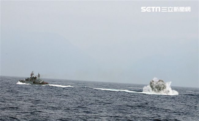 錦江級艦投放深水炸彈執行緊急攻潛行動。（圖／記者邱榮吉攝）
