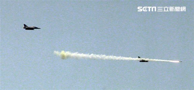 幻象2000戰機發射魔法飛彈射擊命中目標。（圖／記者邱榮吉攝）