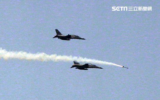 IDF經國號戰機發射劍一飛彈射擊命中目標。（圖／記者邱榮吉攝）