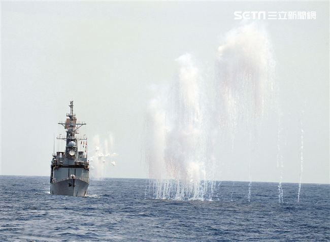 紀德級基隆艦及各艦實施干擾彈，空中金屬干擾絲降低飛彈威脅。（圖／記者邱榮吉攝）