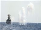 紀德級基隆艦及各艦實施干擾彈，空中金屬干擾絲降低飛彈威脅。（圖／記者邱榮吉攝）