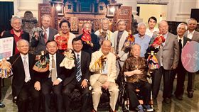 西田社2000件傳統戲偶贈台博館（2）西田社布袋戲基金會將超過2千件傳統戲偶文物捐贈給國立台灣博物館典藏，18日舉辦捐贈儀式，文化部次長李連權（前排左3）、前文化部長洪孟啟（前排右2）及布袋戲大師許王（前排右）等都到場見證。中央社記者趙靜瑜攝　108年5月18日