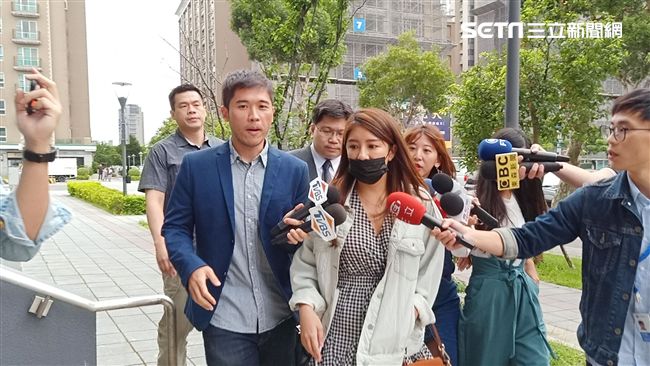 偷拍鮪魚裸照　辜莞允現身警局這樣說