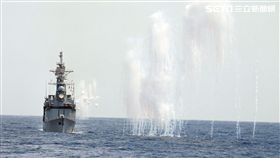 紀德級基隆艦及各艦實施干擾彈，空中金屬干擾絲降低飛彈威脅。（圖／記者邱榮吉攝）