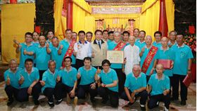 台南慶安宮王府行儀　成市定民俗文化資產台南西港刈香活動3大主軸之一的「王府行儀」今年4月間獲登錄為台南市民俗類無形文化資產，17日晚間由市長黃偉哲（2排右6）頒發證書。（西港慶安宮提供）中央社記者楊思瑞台南傳真　108年5月18日    
