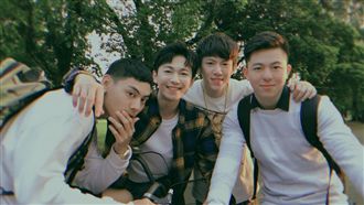 男男鮮肉曖昧共食冰　浴室互噴大濕身