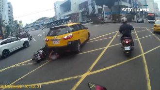 運將忘拉手煞車　騎士卡車底險遭輾