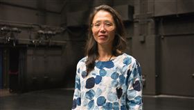 旅法編舞家林怡芳新舞作　探究人與人的方程式台灣編舞家林怡芳表示，新作「微塵共感」的創作概念，源於舞作的英文名稱Skein Relations，林怡芳解釋，「Skein發音像skin（肌膚），但Skein Relation其實是數學家研究繩圈、扭結的方程式。我想知道人與人之間如何形成『結』，又如何從中逃出、如何解開」。中央社記者洪健倫攝　108年5月21日