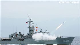 宜陽艦對水下目標實施反潛火箭攻擊。（圖／記者邱榮吉攝）