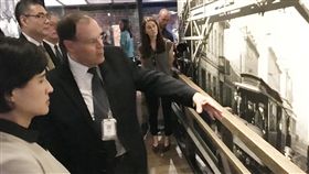 鄭麗君參訪美國大屠殺紀念博物館文化部長鄭麗君（左）近日到美國參訪，拜訪美國華府的大屠殺紀念博物館。（文化部提供）中央社記者鄭景雯傳真　108年5月22日