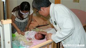 台北榮總兒童外科主任劉君恕（右）於病房探視張小弟。（圖／北榮提供）