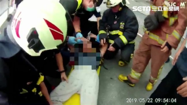 久病女爬天橋欲尋短　驚險畫面曝光