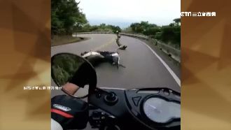 疑車速過快！騎士過彎「大字」摔對向