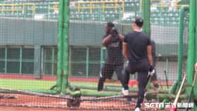 ▲Lamigo外籍打者Roger Bernadina（柏納帝那）一軍打擊練習。（圖／記者蕭保祥攝影）