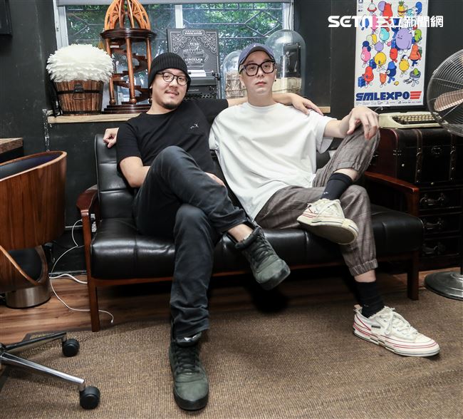 導演廖人帥Leo與視覺設計師提摩西接受三立新聞網專訪。（記者林士傑/攝影）