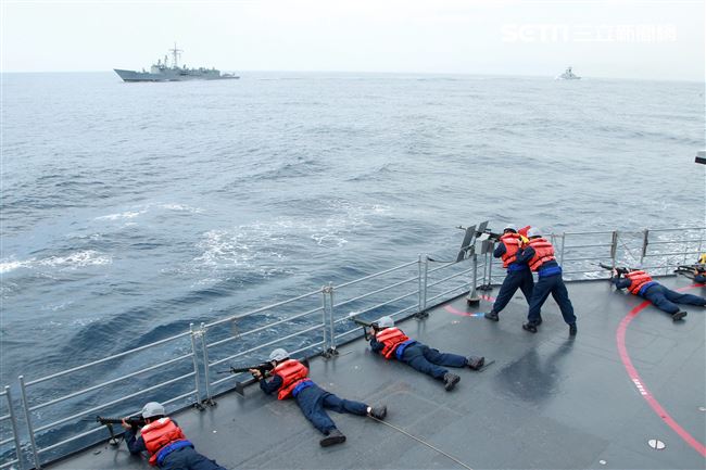 快艇發布水面一級戰備艦上官士兵模擬對水面艦實施攻擊。（記者邱榮吉/花蓮外海拍攝）