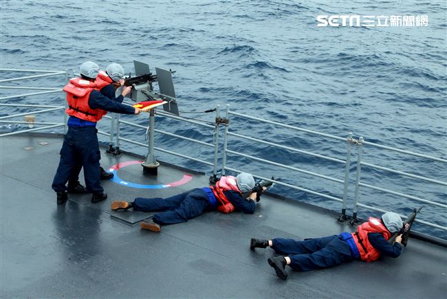 快艇發布水面一級戰備艦上官士兵模擬對水面艦實施攻擊。（記者邱榮吉/花蓮外海拍攝）