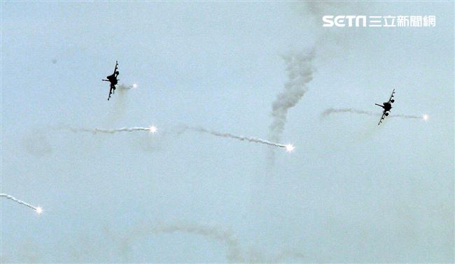F16戰機攔截來犯敵機投放火焰但模擬攻擊。（記者邱榮吉/花蓮外海拍攝）