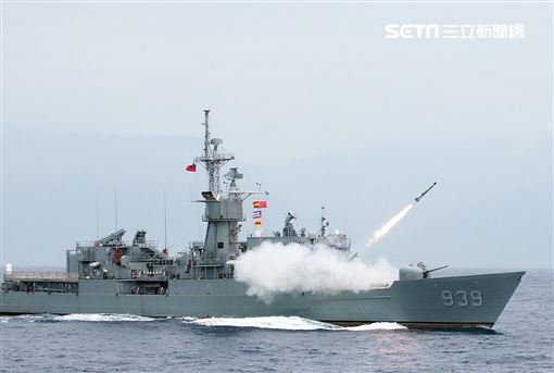 宜陽艦對水下目標實施反潛火箭攻擊。（記者邱榮吉/花蓮外海拍攝）