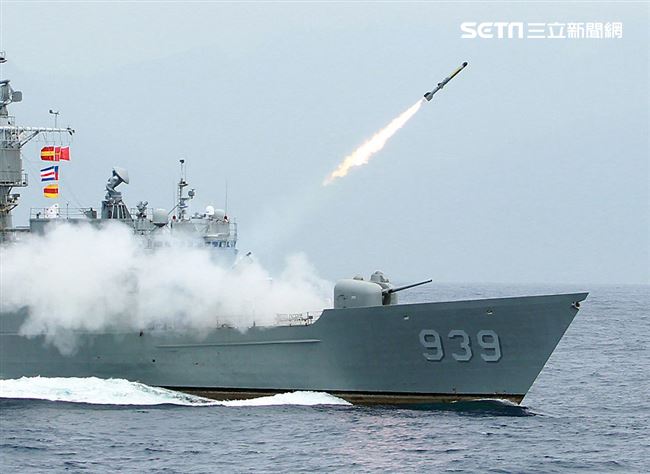 宜陽艦對水下目標實施反潛火箭攻擊。（記者邱榮吉/花蓮外海拍攝）