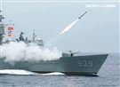 宜陽艦對水下目標實施反潛火箭攻擊。（記者邱榮吉/花蓮外海拍攝）