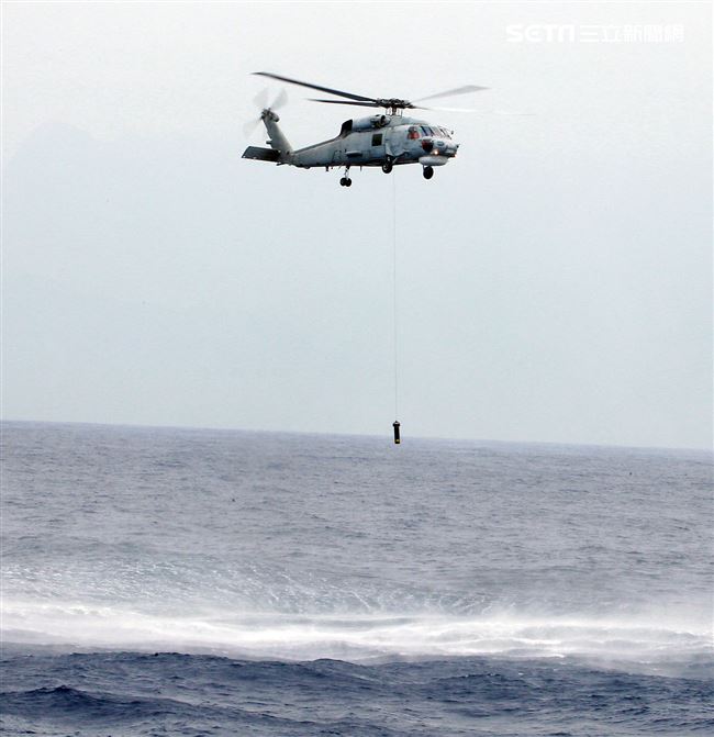 S70C反潛直升機偵測水下敵潛艦投煙標。（記者邱榮吉/花蓮外海拍攝）