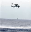 S70C反潛直升機偵測水下敵潛艦投煙標。（記者邱榮吉/花蓮外海拍攝）