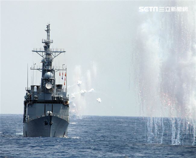 紀德級基隆艦及各艦實施干擾彈，空中金屬干擾絲降低飛彈威脅。（記者邱榮吉/花蓮外海拍攝）