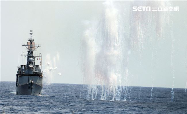 紀德級基隆艦及各艦實施干擾彈，空中金屬干擾絲降低飛彈威脅。（記者邱榮吉/花蓮外海拍攝）