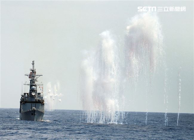 紀德級基隆艦及各艦實施干擾彈，空中金屬干擾絲降低飛彈威脅。（記者邱榮吉/花蓮外海拍攝）