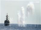 紀德級基隆艦及各艦實施干擾彈，空中金屬干擾絲降低飛彈威脅。（記者邱榮吉/花蓮外海拍攝）