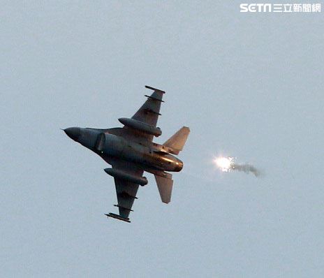 F16戰機攔截來犯敵機投放火焰但模擬攻擊。（記者邱榮吉/花蓮外海拍攝）