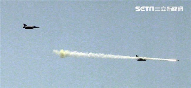 幻象2000戰機發射魔法飛彈射擊命中目標。（記者邱榮吉/花蓮外海拍攝）