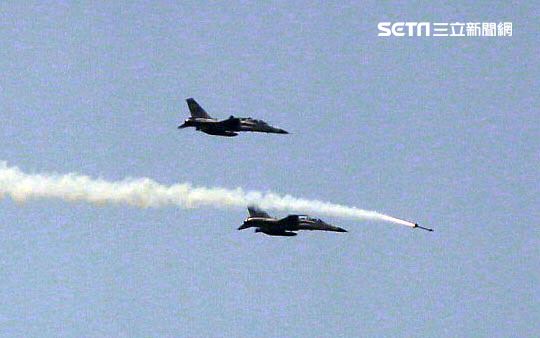 IDF經國號戰機發射劍一飛彈射擊命中目標。（記者邱榮吉/花蓮外海拍攝）