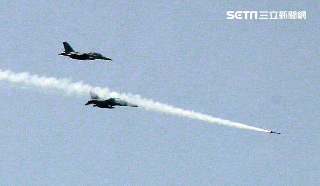 IDF經國號戰機發射劍一飛彈射擊命中目標。（記者邱榮吉/花蓮外海拍攝）