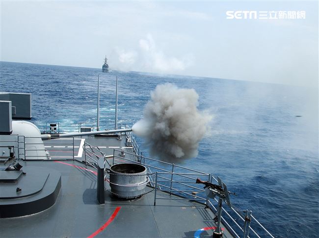紀德級左營艦實施5吋砲射擊。（記者邱榮吉/花蓮外海拍攝）