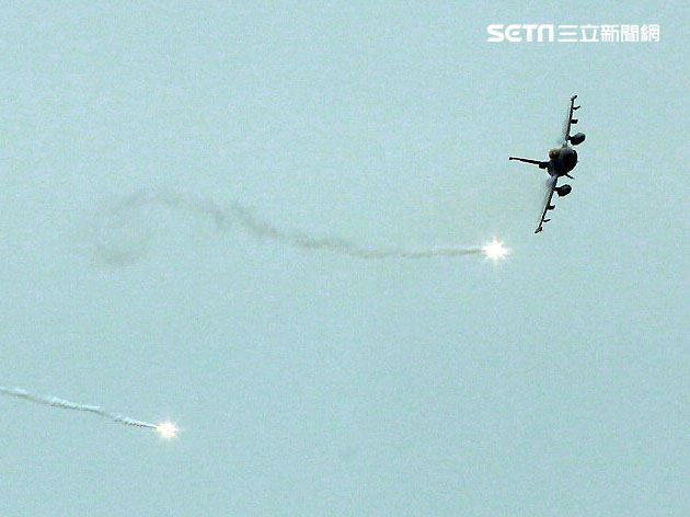 F16戰機攔截來犯敵機投放火焰但模擬攻擊。（記者邱榮吉/花蓮外海拍攝）