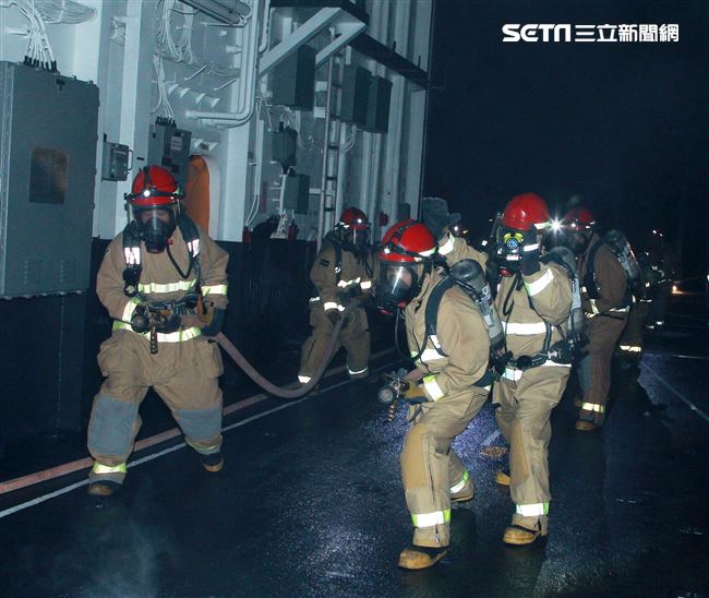 左營艦模擬操敵軍飛彈命中引發大火，修理班著裝前往機庫搶救。（記者邱榮吉/花蓮外海拍攝）